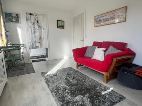 Self-contained ground level cottage with hill view Apartment in Edinburgh