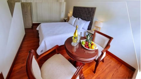 Bed, Photo of the whole room, Bedroom, Food