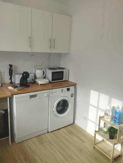 Coffee/tea facilities, Kitchen or kitchenette, dishwasher, stove, toaster, washing machine
