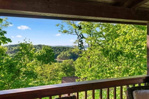 Rustic 3br Cabin Near Lake with Hot Tub Cabin in Sevierville