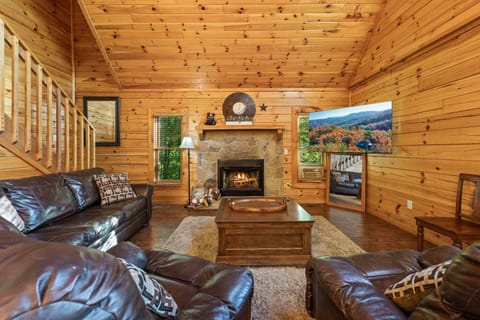 Rustic 3br Cabin Near Lake with Hot Tub Cabin in Sevierville