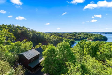 Rustic 3br Cabin Near Lake with Hot Tub Cabin in Sevierville