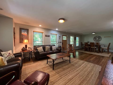 Secluded Cabin for 10 in Chalet Village and Hot Tub Cabin in Gatlinburg