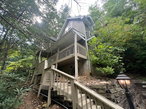 Secluded Cabin for 10 in Chalet Village and Hot Tub Cabin in Gatlinburg