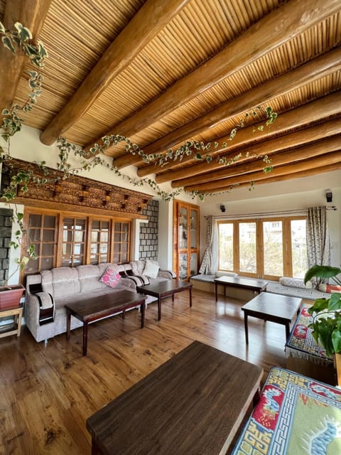 Restaurant/places to eat, Living room, Seating area, Dining area
