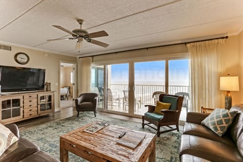 6th Floor Oceanfront condo easy beach access via boardwalk & exclusive fishing pier House in Fernandina Beach