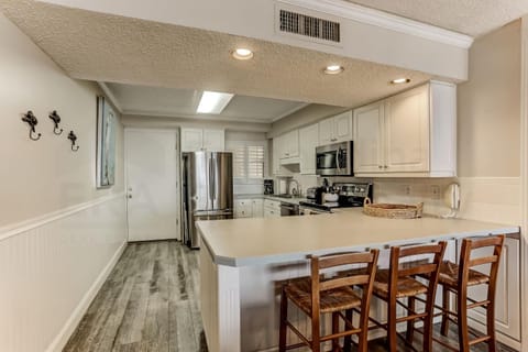 6th Floor Oceanfront condo easy beach access via boardwalk & exclusive fishing pier House in Fernandina Beach