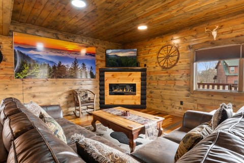 Mountain Retreat with Hot Tub & Games Sleeps 10 House in Sevierville