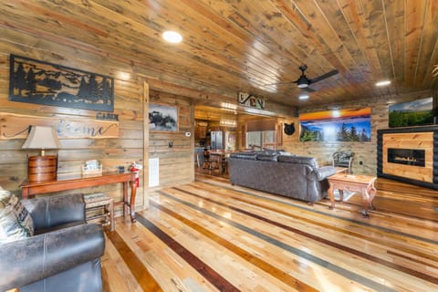 Mountain Retreat with Hot Tub & Games Sleeps 10 House in Sevierville