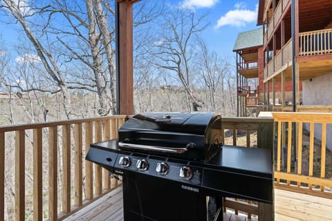 Mountain Retreat with Hot Tub & Games Sleeps 10 House in Sevierville