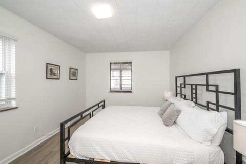 The Grand Elm Suite 1 - Sleeps 4 Apartment in Covington