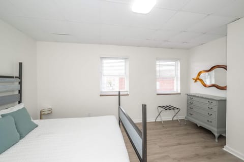 The Grand Elm Suite 1 - Sleeps 4 Apartment in Covington