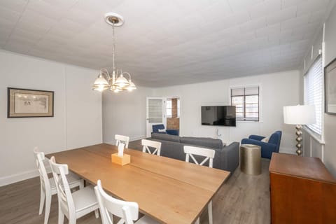 The Grand Elm Suite 1 - Sleeps 4 Apartment in Covington