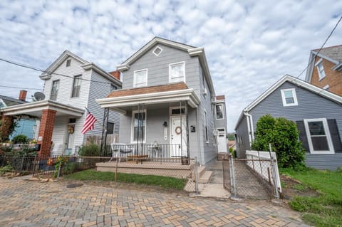 Historic Ludlow Suites - 2 Apts House in Covington