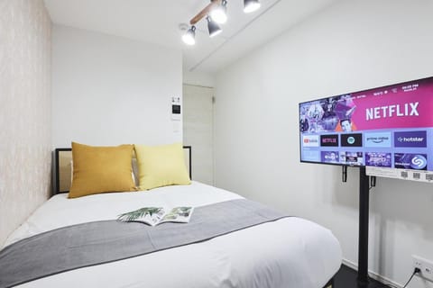 Bed, TV and multimedia, Bedroom