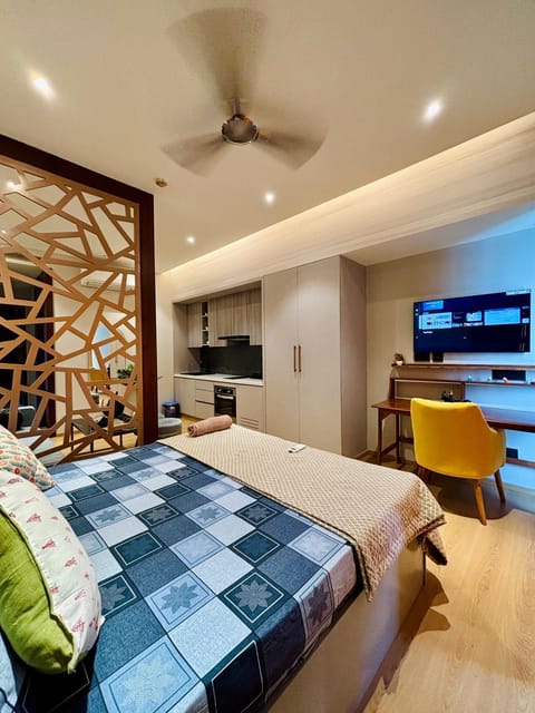 Bed, TV and multimedia, Kitchen or kitchenette, Bedroom