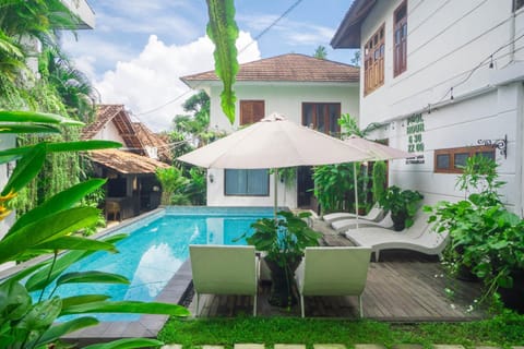 Garden view, Pool view, Swimming pool, sunbed