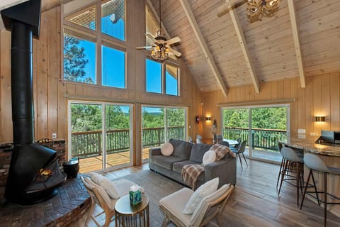 Casa Del Lago - Spacious 4 Story Gated Home House in Lake Arrowhead