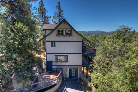 Casa Del Lago - Spacious 4 Story Gated Home House in Lake Arrowhead