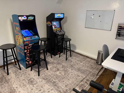 Casa Del Lago - Spacious 4 Story Gated Home House in Lake Arrowhead