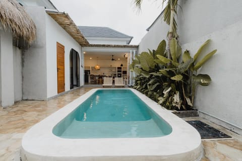 Property building, Garden, Swimming pool