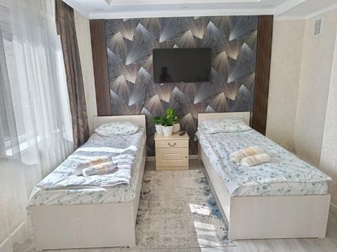 Bed, TV and multimedia, Photo of the whole room, Bedroom, towels