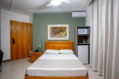 Bed, TV and multimedia, Photo of the whole room, Bedroom, air conditioner