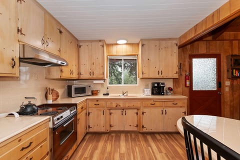 The Lazy Bear Cabin - For 6 Cabin in Crestline