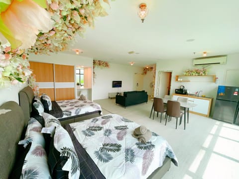 Living room, Seating area, Dining area, air conditioner