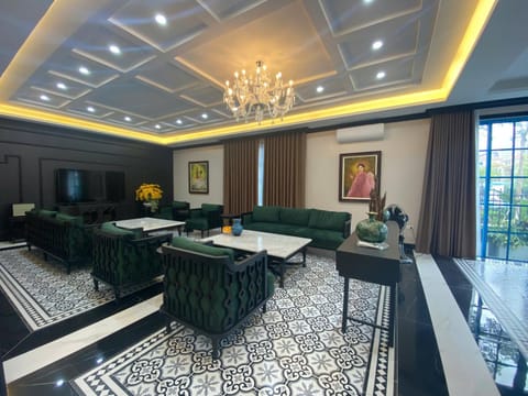 Communal lounge/ TV room, Living room, Seating area