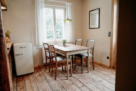 Seating area, Dining area