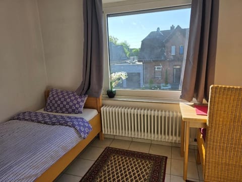 Ein bequemes Zimmer in einer ruhigen Umgebung Näher Zentrum mit gemeinsam genutzte Bad und Küchengeräte Vacation rental in Kleve
