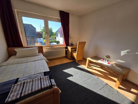 Ein bequemes Zimmer in einer ruhigen Umgebung Näher Zentrum mit gemeinsam genutzte Bad und Küchengeräte Vacation rental in Kleve