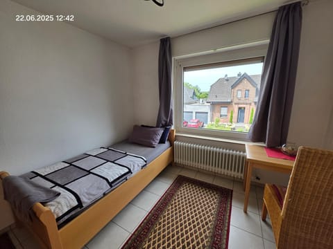 Ein bequemes Zimmer in einer ruhigen Umgebung Näher Zentrum mit gemeinsam genutzte Bad und Küchengeräte Vacation rental in Kleve