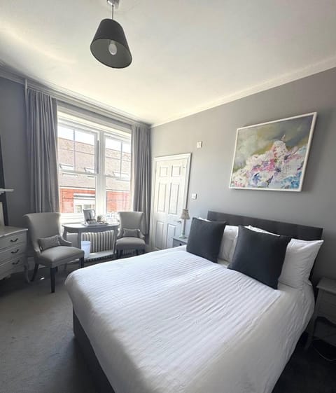 Bed, Photo of the whole room, Seating area, Bedroom