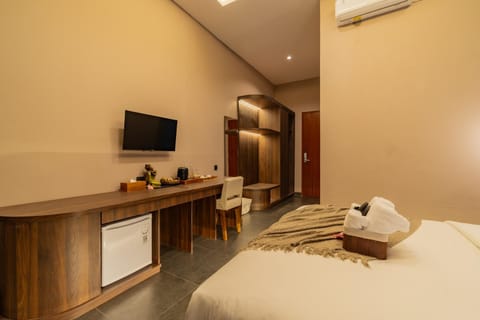 Bed, Coffee/tea facilities, Dining area, Bedroom, minibar, towels, wardrobe, air conditioner