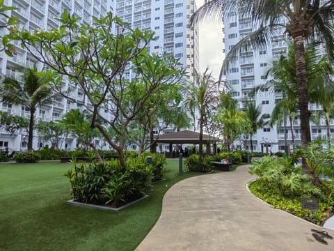 Property building, Spring, Day, Natural landscape, Garden, Garden, Garden view, Swimming pool