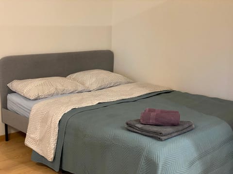Bed, Bedroom, towels