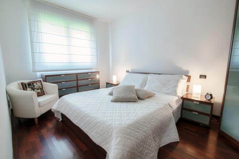 Bed, Seating area, Bedroom