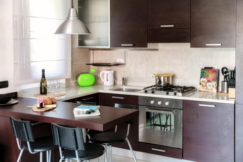 Kitchen or kitchenette, Dining area, oven, stove