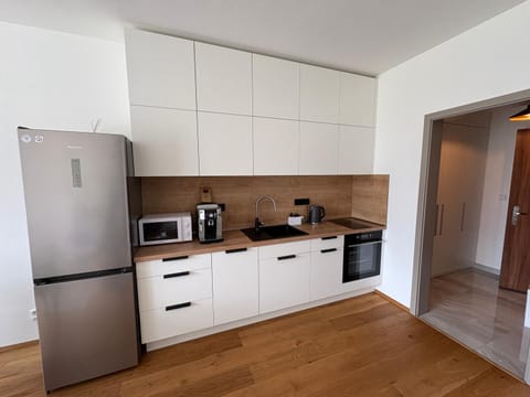 Coffee/tea facilities, Kitchen or kitchenette, dishwasher, oven, stove, toaster