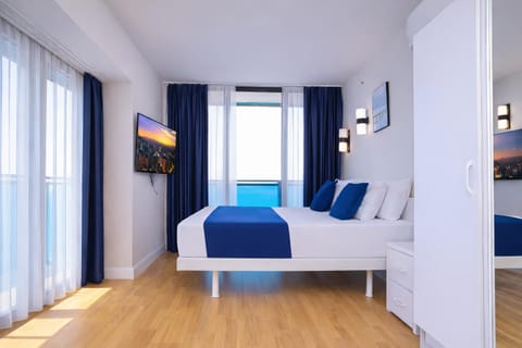 Bed, TV and multimedia, Photo of the whole room, Bedroom