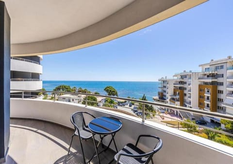 Property building, Balcony/Terrace, Living room, Seating area, Dining area