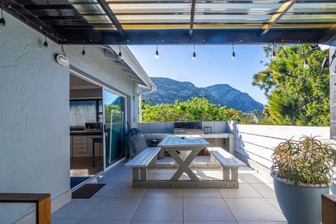 View (from property/room), Balcony/Terrace, Mountain view