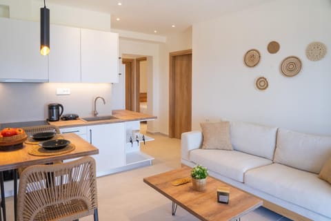 Coffee/tea facilities, Kitchen or kitchenette, Living room, Seating area, Dining area, pet friendly, stove, toaster