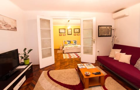 TV and multimedia, Living room, Decorative detail, Seating area, On site