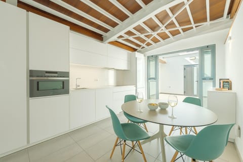 Kitchen or kitchenette, Dining area