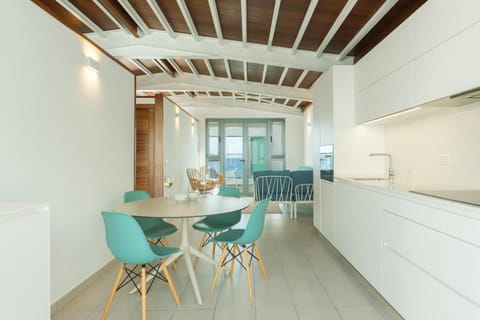 Kitchen or kitchenette, Living room, Seating area, Dining area