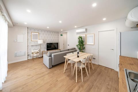 TV and multimedia, Kitchen or kitchenette, Living room, Seating area, Dining area