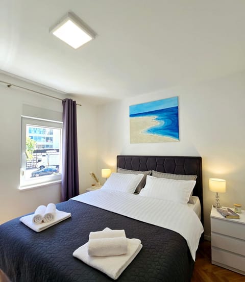 Bed, Bedroom, towels